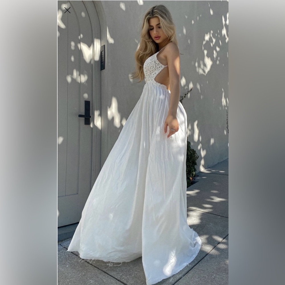 NWT- Elegant White Lace Open Back Maxi Dress 👗